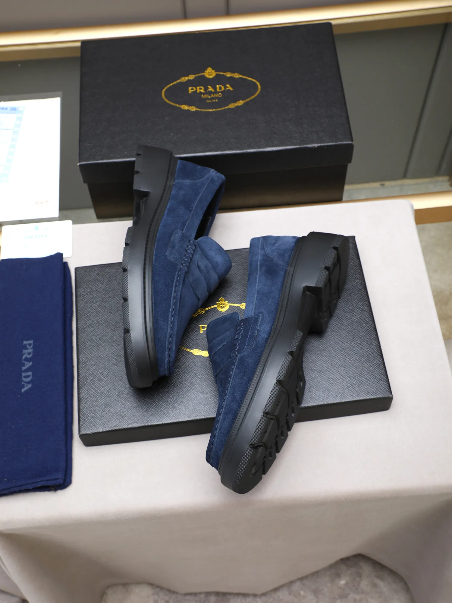 Men's shoes💰480 [Available on Tmall and Taobao major platforms] Prada men's best-selling premium casual leather shoes, imported first-layer matte cowhide loafers combine exquisite elements with modern charm, are strong in toughness, resistant to folding, not easily deformed, and durable in wear! Water-dyed sheep's ➕cow pad! Foam ultra-light and wear-resistant outsole, code number 38-44 (45 is custom-made, non-returnable and non-exchangeable)